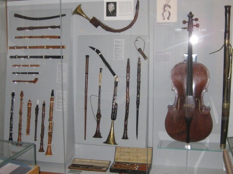 Cello, flutes and other instruments used in Beethoven's day 