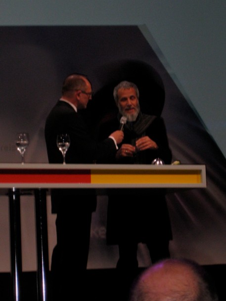 Stefan Schulze-Hausmann, CEO of Coment, the organization that produced the event, presenting a Susrainability Award to Yusuf Islam.